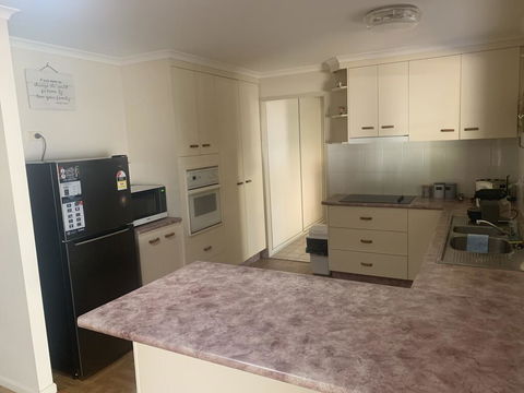 Gin Gin Budget Accommodation - Accommodation Mount Tamborine 3