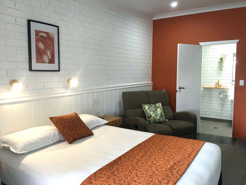 Gin Gin Village Motor Inn Motel - Accommodation Mount Tamborine 1