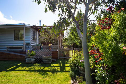 Giraffe Manor - Accommodation Mount Tamborine 1