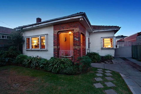 GIRLS ONLY. Large Bedroom With KING Bed, Close To Everything - Accommodation Mount Tamborine 2