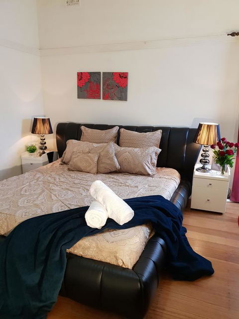 GIRLS ONLY. Large Bedroom With KING Bed, Close To Everything - Accommodation Mount Tamborine 0