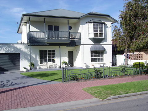 Glenelg Sea-Breeze - Accommodation Mount Tamborine 3