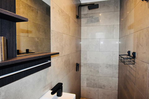 Grey Brick Apartment - Accommodation Mount Tamborine 2