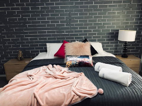 Grey Brick Apartment - Accommodation Mount Tamborine 1