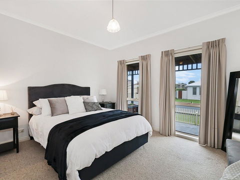GUILDFORD COTTAGE - Accommodation Mount Tamborine 0