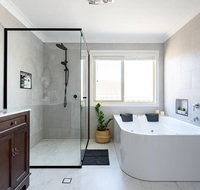 Hamptons Waterfront Getaway - Accommodation Mount Tamborine
