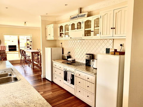 Harry Scotts Farmhouse At Vineyard - Accommodation Mount Tamborine 2