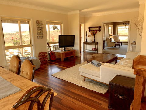 Harry Scotts Farmhouse At Vineyard - Accommodation Mount Tamborine 3