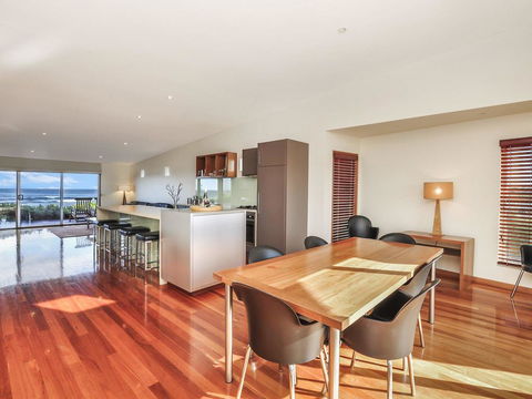 HEARN'S BEACHSIDE VILLA 7 - Accommodation Mount Tamborine 2