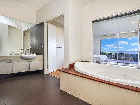 HEARN'S BEACHSIDE VILLA 7 - Accommodation Mount Tamborine 1