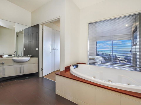 HEARN'S BEACHSIDE VILLA 8 - Accommodation Mount Tamborine 1