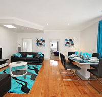 Hidden Gem in Cafe Strip Chadstone  King Bed - Accommodation Mount Tamborine