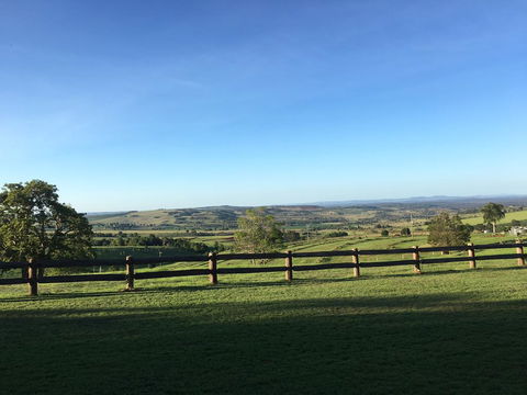 Hillview Cottages - Accommodation Mount Tamborine 0