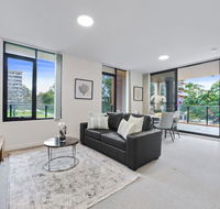 HomeHotel walking distance to Train and Westfield. - Accommodation Mount Tamborine