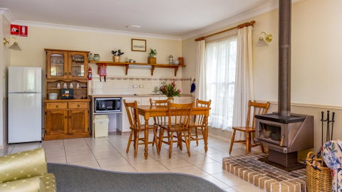 Honeysuckle Cottages - Accommodation Mount Tamborine 2