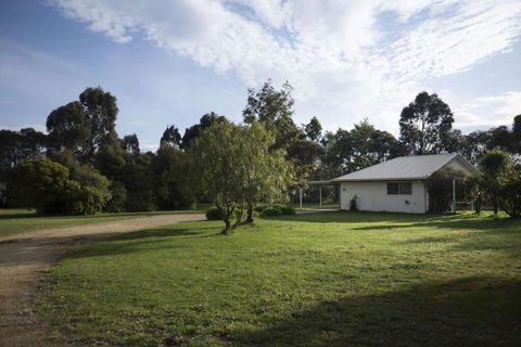 Karinya Cottage - Pet Friendly Country Retreat - Accommodation Mount Tamborine 2