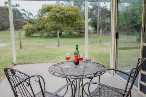 Karinya Cottage - Pet Friendly Country Retreat - Accommodation Mount Tamborine 0