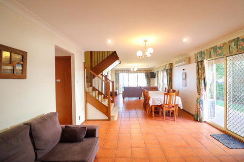 Kingfisher LakeHouse - Accommodation Mount Tamborine 3