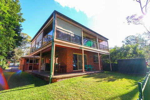 Kingfisher LakeHouse - Accommodation Mount Tamborine 0