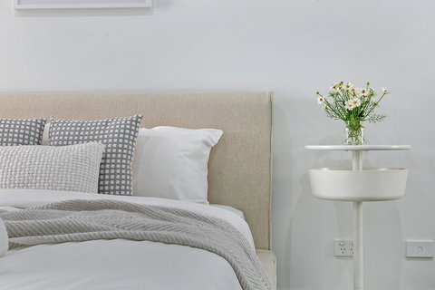 KOZYGURU MASCOT WALK TO STATION MODERN DESIGNER 2 BED APT FREE PARKING NMA260-312 - Accommodation Mount Tamborine 1