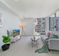 KOZYGURU MASCOT WALK TO STATION MODERN DESIGNER 2 BED APT FREE PARKING NMA260-312 - Accommodation Mount Tamborine