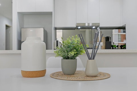 KOZYGURU MASCOT WALK TO STATION MODERN DESIGNER 2 BED APT FREE PARKING NMA260-312 - Accommodation Mount Tamborine 2