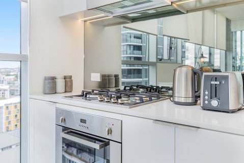 KOZYGURU NEWSTEAD DESIGNER 2 BED APT FREE PARKING POOL + GYM QNE088 - Accommodation Mount Tamborine 1