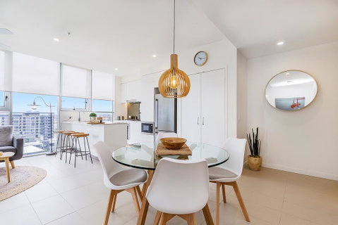 KOZYGURU NEWSTEAD DESIGNER 2 BED APT FREE PARKING POOL + GYM QNE088 - Accommodation Mount Tamborine 3