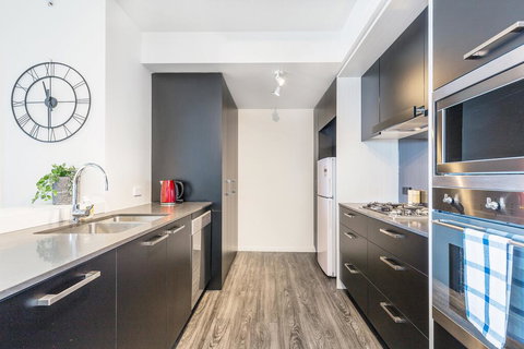 KOZYGURU SOUTH BRISBANE FUNKY 1 BED APT FREE PARKING QSB027-1810 - Accommodation Mount Tamborine 2