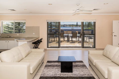 Lakeshore Apartments - Unit 5 - Accommodation Mount Tamborine 2