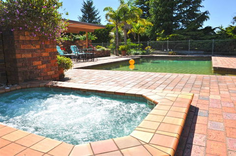 Langbrook Cottages - Accommodation Mount Tamborine 0