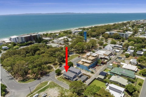 LAVISH BEACH HOUSE ON THE SURF SIDE! - Accommodation Mount Tamborine 0