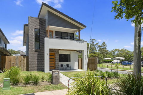 LAVISH BEACH HOUSE ON THE SURF SIDE! - Accommodation Mount Tamborine 1