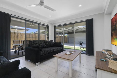 LAVISH BEACH HOUSE ON THE SURF SIDE! - Accommodation Mount Tamborine 2