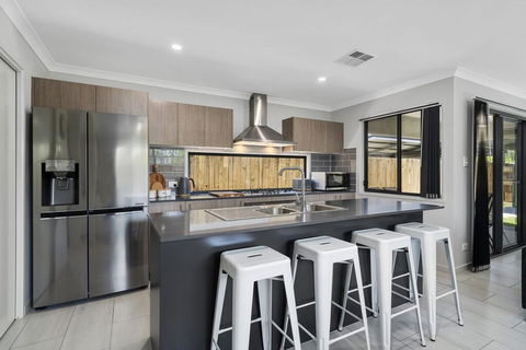 LAVISH BEACH HOUSE ON THE SURF SIDE! - Accommodation Mount Tamborine 3