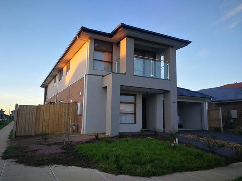 Lily Family - Accommodation Mount Tamborine 0