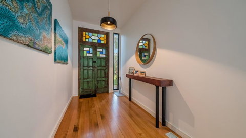 LUXURY BY THE SEA - CLOSE TO THE BEACH - Accommodation Mount Tamborine 1