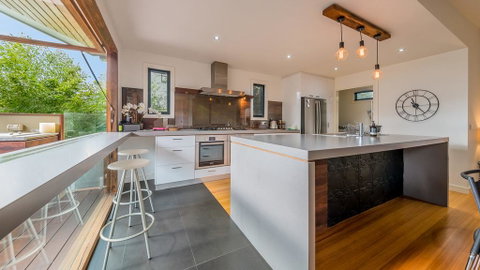 LUXURY BY THE SEA - CLOSE TO THE BEACH - Accommodation Mount Tamborine 3