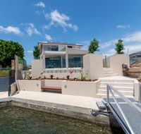 Luxury Waterfront Family Entertainer on Dolphin - Accommodation Mount Tamborine