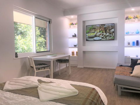 M207 Within The Free Transit Zone. Central Studio - Accommodation Mount Tamborine 3