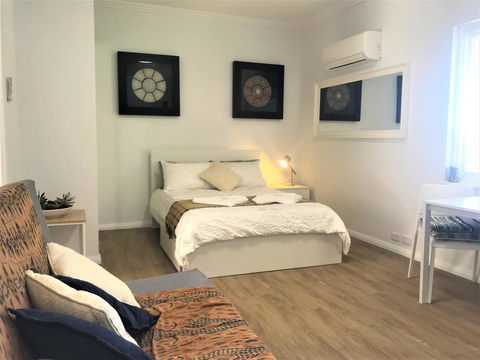 M207 Within The Free Transit Zone. Central Studio - Accommodation Mount Tamborine 1