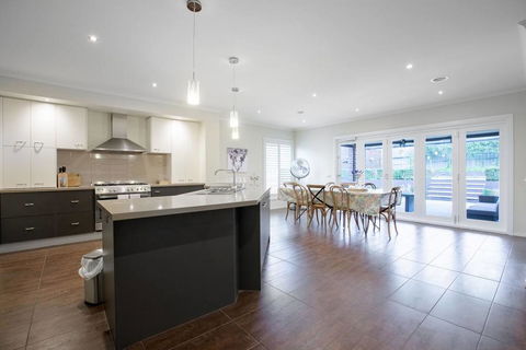 Magnificent Lux Stay@Mont Albert 4BR/WIFI/Garage - Accommodation Mount Tamborine 3