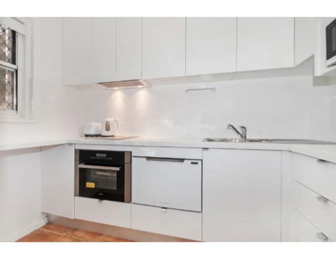 Manly Tranquil Escape - Modern Flat With Pool - Accommodation Mount Tamborine 1