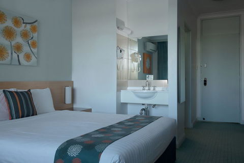 Markets Hotel - Accommodation Mount Tamborine 2