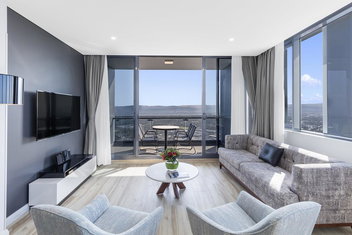 Meriton Suites Southport with Accommodation Mount Tamborine