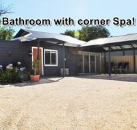 MODERN  LUXURIOUS WITH SPA BATH - Accommodation Mount Tamborine