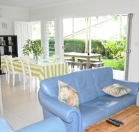 MODERN 3 BEDROOM APARTMENT IN TRADITIONAL QUEENSLANDER  PATIO LEAFY YARD POOL - Accommodation Mount Tamborine
