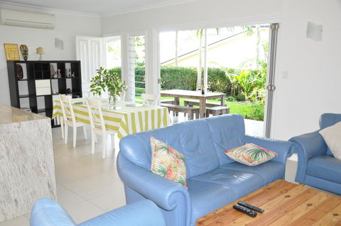 MODERN 3 BEDROOM APARTMENT IN TRADITIONAL QUEENSLANDER , PATIO, LEAFY YARD, POOL - Accommodation Mount Tamborine 0