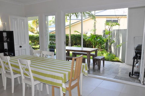 MODERN 3 BEDROOM APARTMENT IN TRADITIONAL QUEENSLANDER , PATIO, LEAFY YARD, POOL - Accommodation Mount Tamborine 2