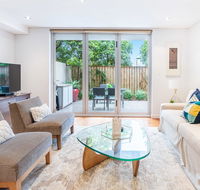 Modern apartment with large courtyard and short walk to Bondi Beach - Accommodation Mount Tamborine